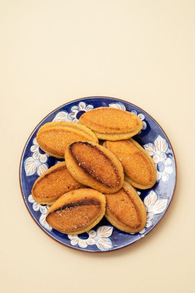 Broas de mel honey cookies on a blue and white plate