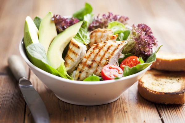 Chicken salad with avocado, tomatoes and toasted bread