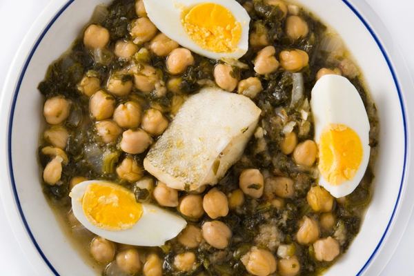 Chickpea and spinach stew with salt cod and halved boiled eggs