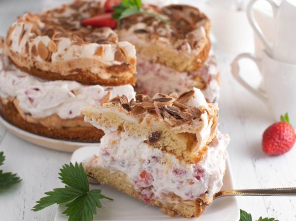 Meringue layer cake with cream and strawberries