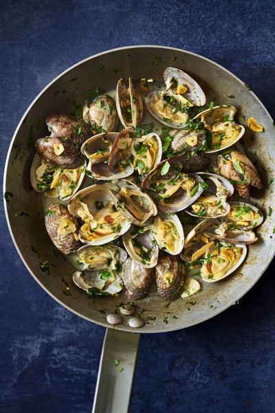 Clams in garlic and cilantro sauce