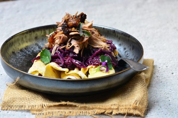 Pečená kačica s lokšami a kapustou, Roast Duck with Lokše and Braised Cabbage