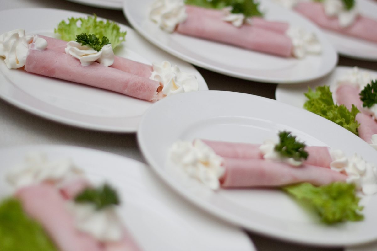 Ham rolls filled with horseradish cream on plates