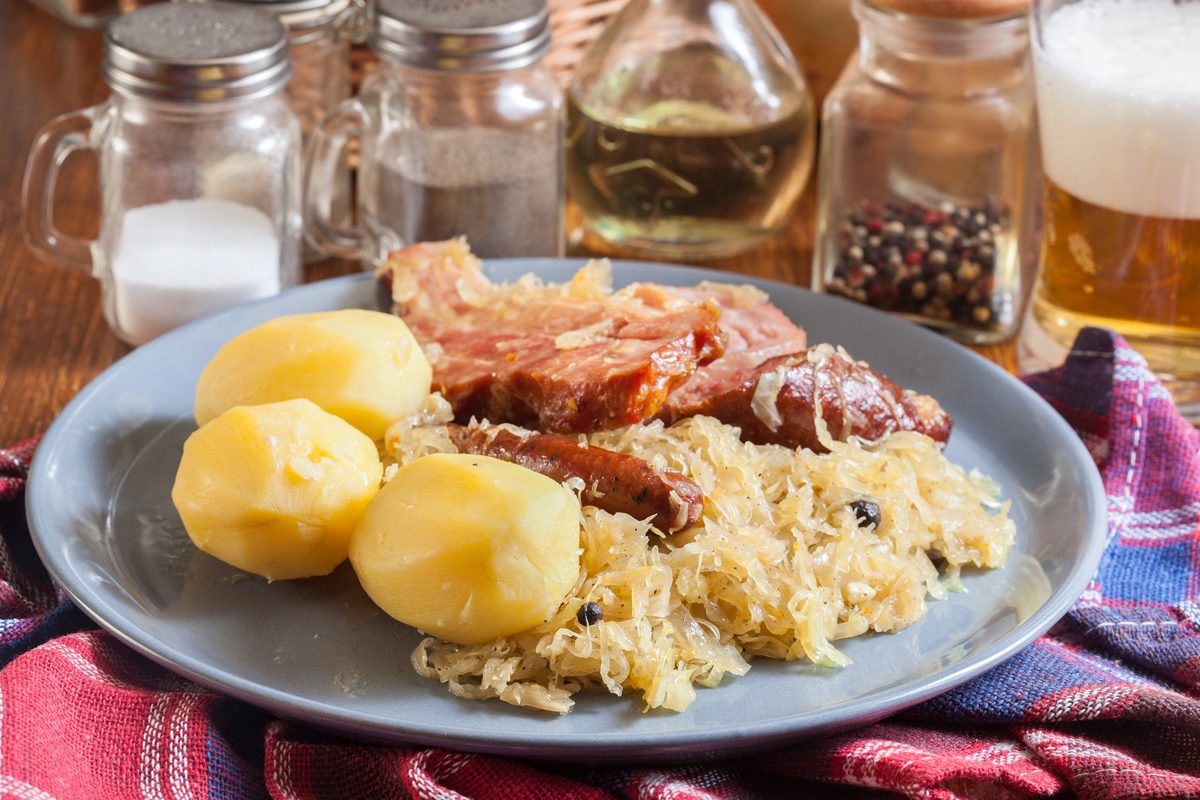 Kuhani buncek sa zeljem, restanim krumpirom i hrenom, Smoked Ham Hock with Sauerkraut, Fried Potatoes and Horseradish