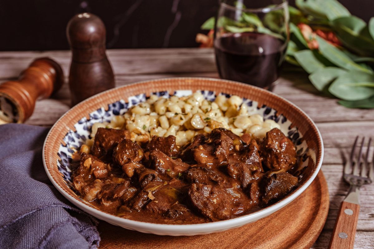 Marhapörkölt nokedlivel, Beef Pörkölt with Nokedli