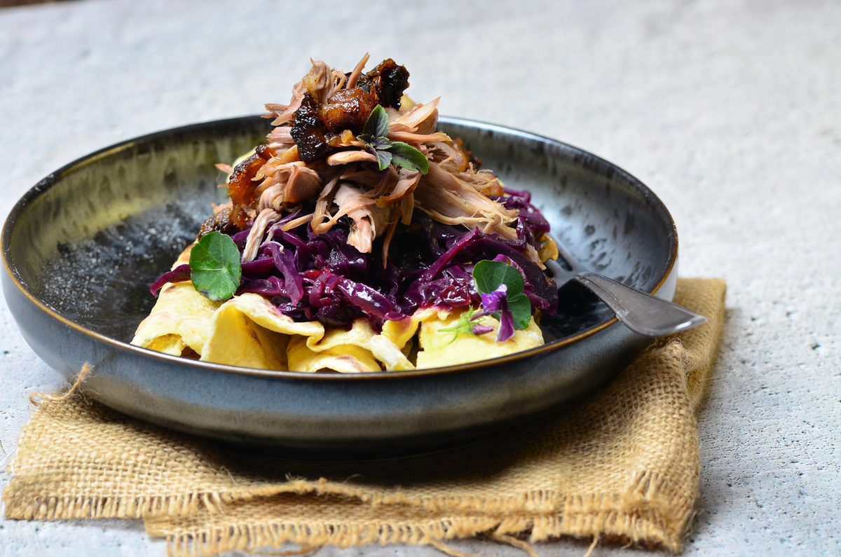 Pečená kačica s lokšami a kapustou, Roast Duck with Lokše and Braised Cabbage
